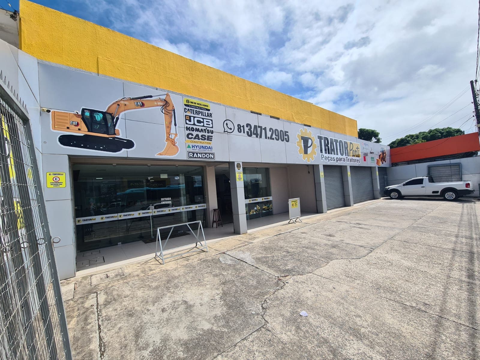 Fachada da loja Trator Parts na Estrada da Batalha, 2104